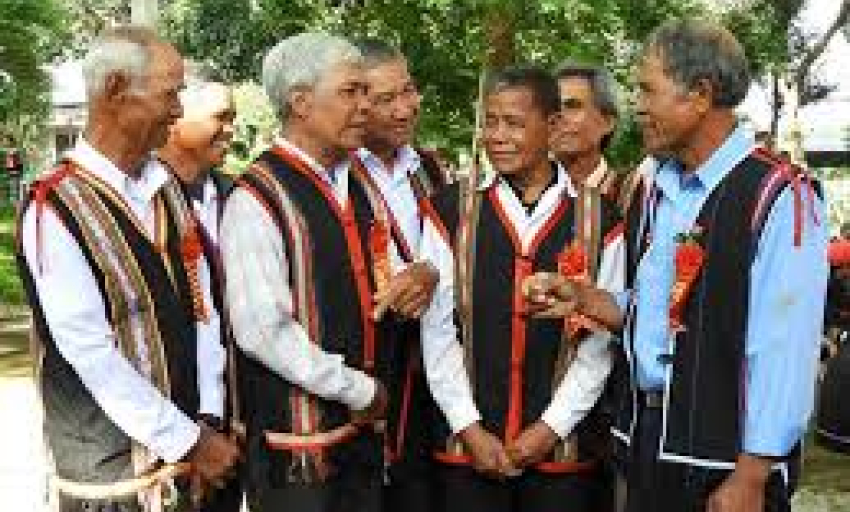 Văn hoá và du lịch: Phát huy vai trò người uy tín trong đồng bào DTTS