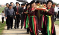 Dâng hương Đức Vua bà Thuỷ tổ Quan họ