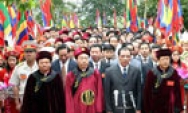 Dâng hương tưởng niệm các Vua Hùng