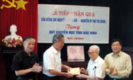 Đồng chí nguyễn Văn Trân, nguyên Bí thư Trung ương Đảng tặng 55 triệu đồng Quỹ khuyến học tỉnh Bắc Ninh