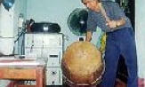 Người đánh trống khuyến học cho làng