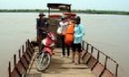 Áo phao - Bạn đồng hành của người đi đò