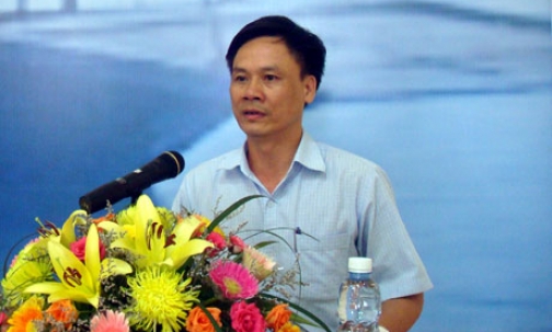 Xây dựng thói quen mặc áo phao cho mỗi hành khách đi đò.