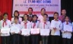 Tặng học sinh nghèo vượt khó huyện Yên Phong 20 suất học bổng 