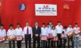 Cấp, phát 400 cặp phao cho học sinh đi đò
