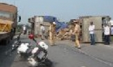 Tai nạn giao thông trên Quốc lộ 1A gây tắc nghẽn kéo dài