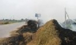 Tai nạn “rình rập” từ việc phơi, đốt rơm trên đường