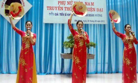 Nói chuyện chuyên đề “Phụ nữ Việt Nam truyền thống và hiện đại”