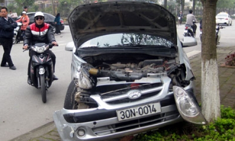 Tai nạn giao thông tai ngã tư đường Hai Bà Trưng và Nguyên Phi Ỷ Lan