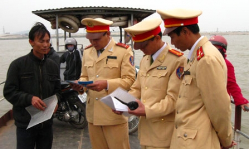 Người dân vẫn thờ ơ với áo phao, phao cứu sinh
