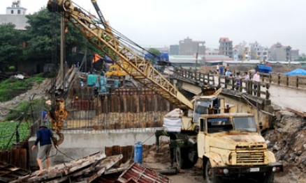 Phân luồng giao thông bảo đảm thi công cầu Tấn Bào