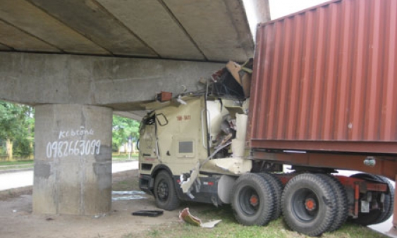 Hiểm họa tai nạn giao thông từ xe container