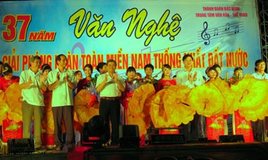 Văn nghệ chào mừng kỷ niệm ngày lễ lớn