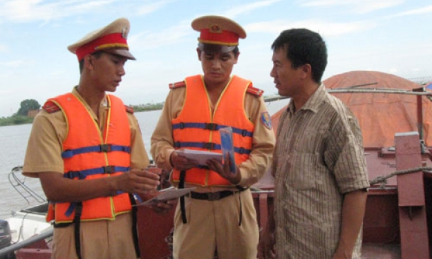 Đường sông trong mùa mưa bão