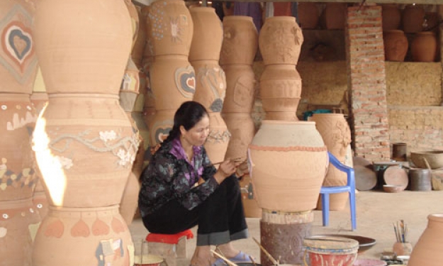 Tranh gốm bên dòng sông Cầu 
