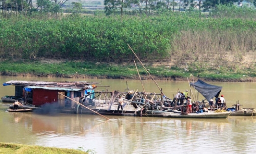 Bức xúc nạn khai thác cát sỏi trái phép trên sông Cầu