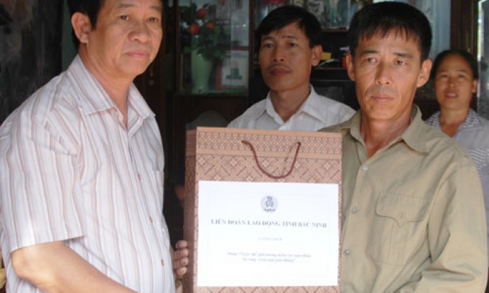 Thăm, tặng quà gia đình CNVC-LĐ có người tử nạn do tai nạn giao thông