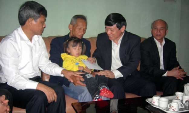 Phó Chủ tịch UBND tỉnh Nguyễn Tiến Nhường thăm gia đình có người tử nạn vì tai nạn giao thông