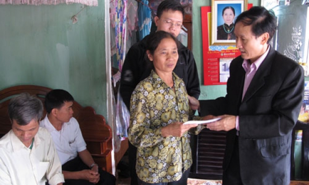 Thăm, động viên gia đình nạn nhân tử nạn vì tai nạn giao thông