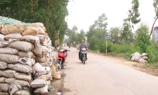Cần dẹp bỏ việc tập kết kính trái phép ở thôn Ngô Xá (Yên Phong)