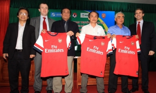 Arsenal mang đội hình xịn sang VN