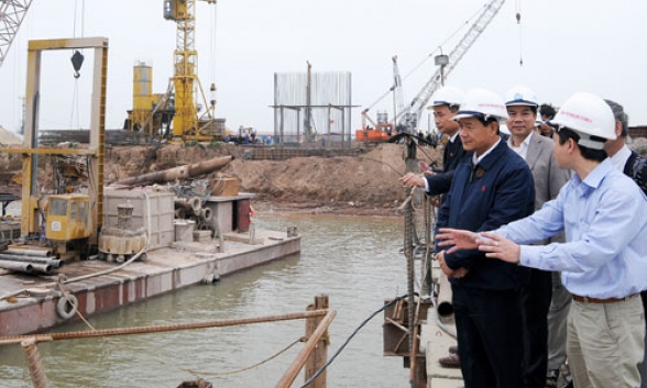 Ban Thường vụ Tỉnh ủy kiểm tra tiến độ thi công cầu vượt sông Đuống