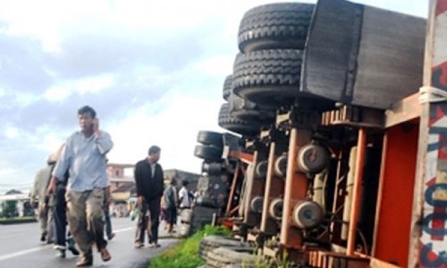 Cua gấp, xe container lật nghiêng