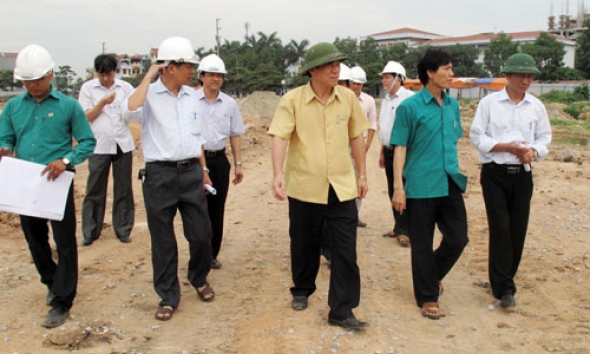 Phó Chủ tịch UBND tỉnh Nguyễn Tiến Nhường kiểm tra tiến độ xây dựng hệ thống thoát nước và hồ điều hòa Văn Miếu