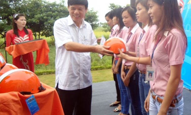 Công ty Cổ phần Đông Bình tặng mũ bảo hiểm cho công nhân