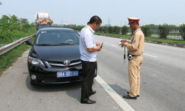 Tổng kiểm tra, xử lý xe biển xanh vi phạm Luật Giao thông, những ghi nhận bước đầu