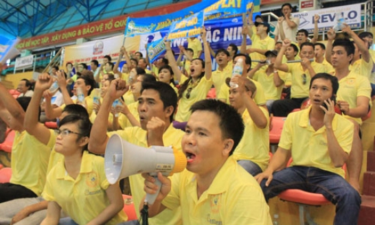 Sôi động trên các khán đài