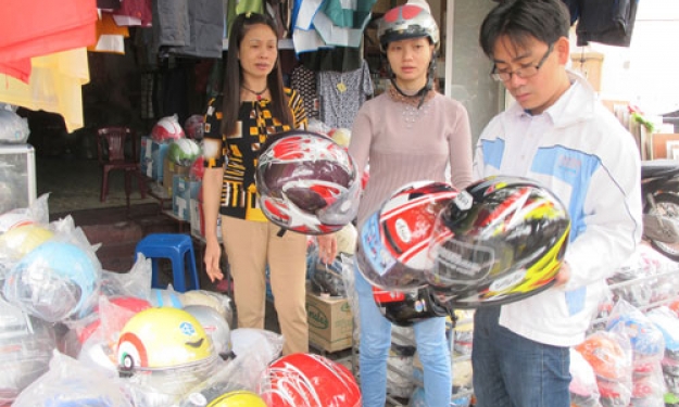 Cần đội mũ bảo hiểm cho trẻ khi tham gia giao thông bằng xe máy