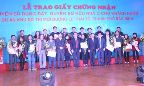 Trao Giấy chứng nhận quyền sử dụng đất, quyền sở hữu nhà ở cho khách hàng