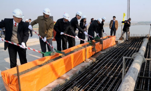Hợp long cầu Đông Xuyên