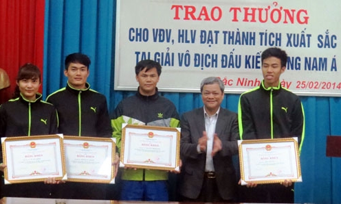 Trao thưởng cho HLV, VĐV đạt thành tích tại giải đấu kiếm Vô địch Đông Nam Á