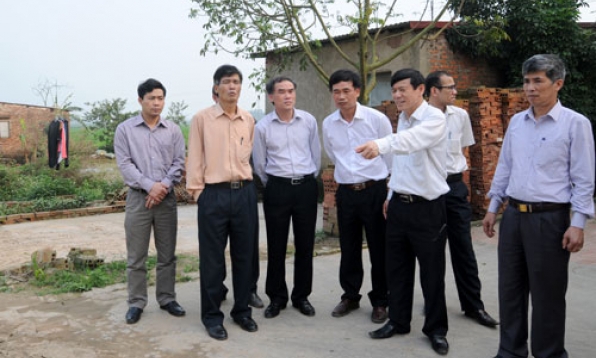 Phó Chủ tịch UBND tỉnh Nguyễn Tiến Nhường kiểm tra tiến độ đường dẫn cầu Đông Xuyên
