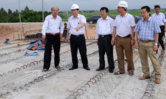 Giao ban, kiểm tra tiến độ xây dựng cầu vượt sông Đuống