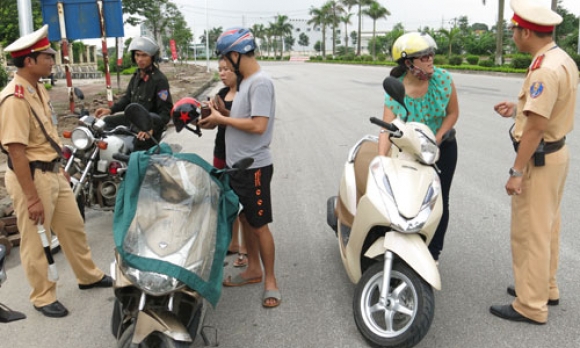 Qua một tuần xử lý người đội mũ bảo hiểm không đạt chuẩn