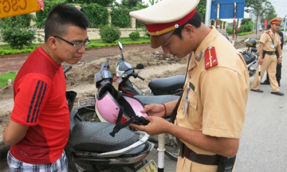  Đồng loạt ra quân xử lý mũ bảo hiểm không đạt chuẩn