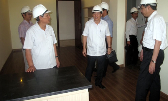 Phó Chủ tịch UBND tỉnh Nguyễn Tiến Nhường kiểm tra tiến độ thi công khu nhà ở cho người thu nhập thấp và Bệnh viện sản nhi