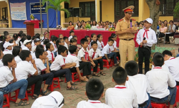 Tuyên truyền Luật Giao thông tại trường THCS Ninh Xá	