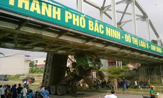 Không hạ thùng xe, ô tô tải va đập mạnh với thành cầu