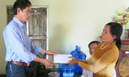 Ban ATGT tỉnh thăm, tặng quà nạn nhân tử nạn trong tham gia giao thông