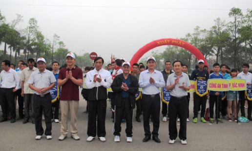 Giải chạy khỏe để lập nghiệp và giữ nước “ Cúp Báo Bắc Ninh” năm 2015