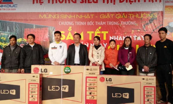Siêu thị Điện máy Anh Đức trao giải cho 26 khách hàng may mắn