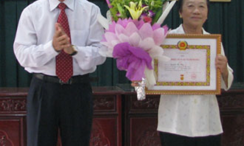Phó Bí thư Thường trực Tỉnh ủy Nguyễn Hữu Quất dự lễ trao tặng Huy hiệu Đảng tại Đảng bộ phường Đông Ngàn