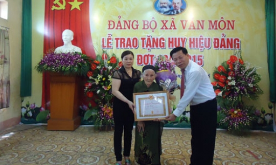 Bí thư Tỉnh ủy Nguyễn Nhân Chiến trao huy hiệu 50 năm tuổi Đảng cho Mẹ VNAH Nguyễn Thị Thục