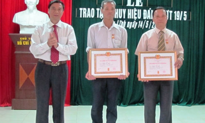 Trao tặng Huy hiệu Đảng đợt 19- 5