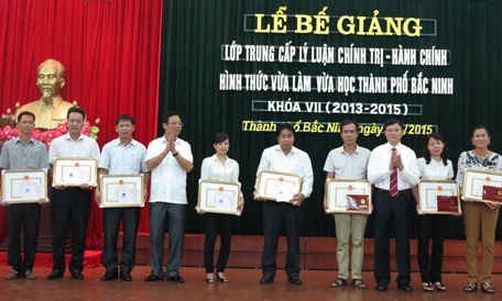 Bế giảng lớp Trung cấp lý luận chính trị-hành chính vừa làm vừa học khóa VII