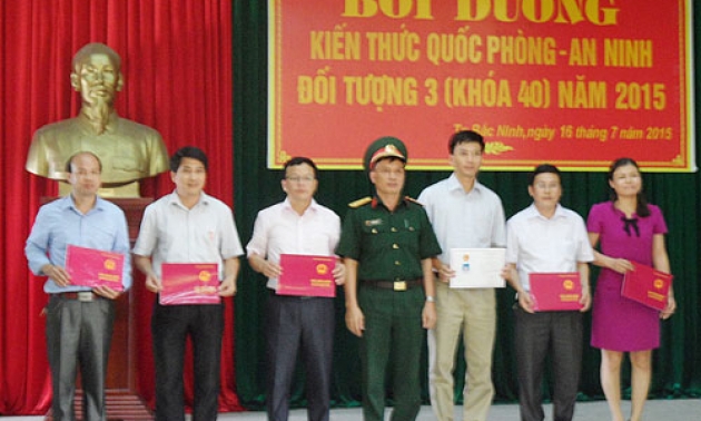 Bế giảng lớp bồi dưỡng kiến thức quốc phòng-an ninh đối tượng 3